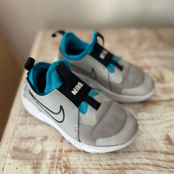 🤍NIKE 11C SNEAKERS EUC - Picture 1 of 2